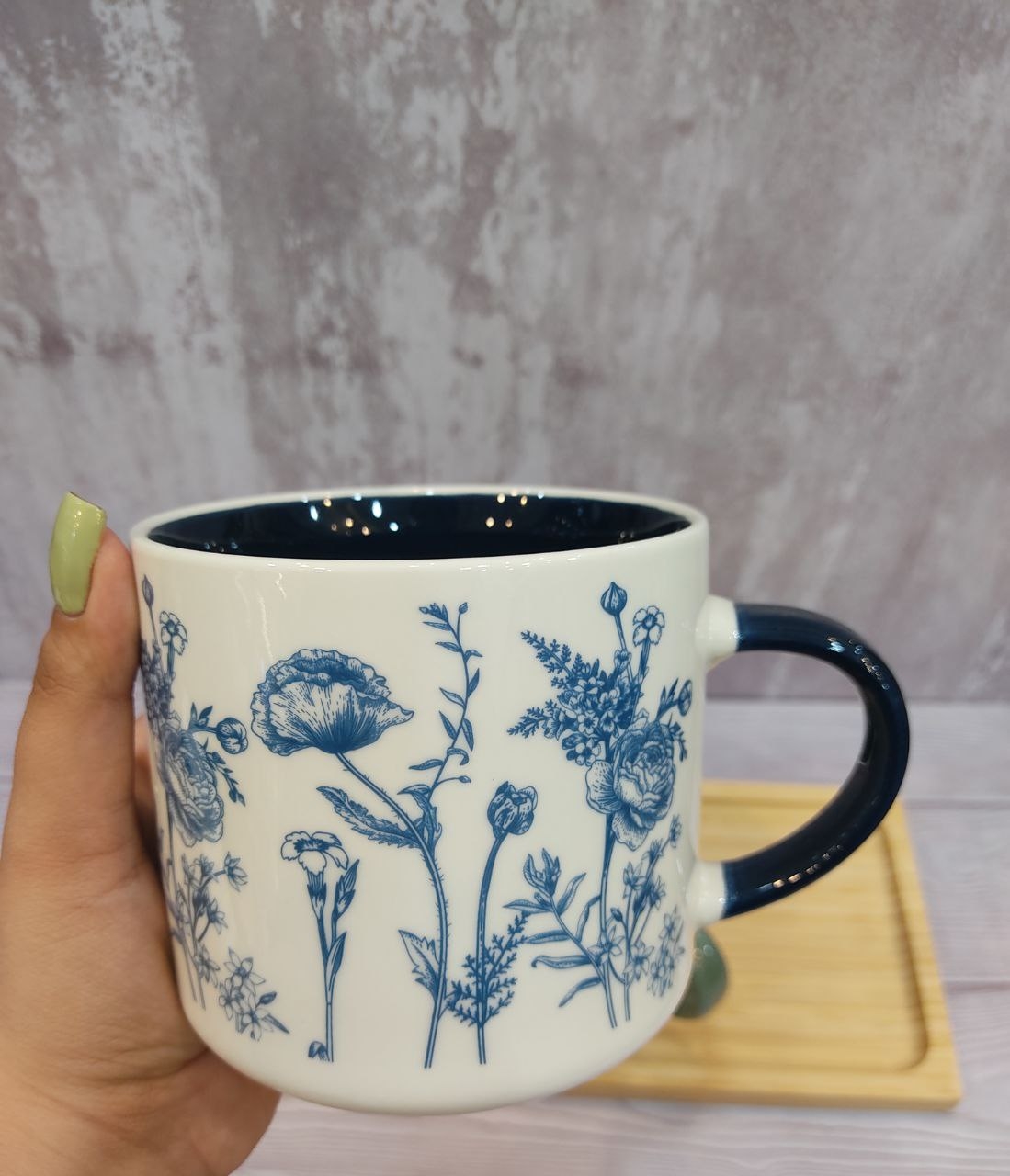 ماگ سرامیکی گل‌دار با طراحی آبی و دسته رنگی 
