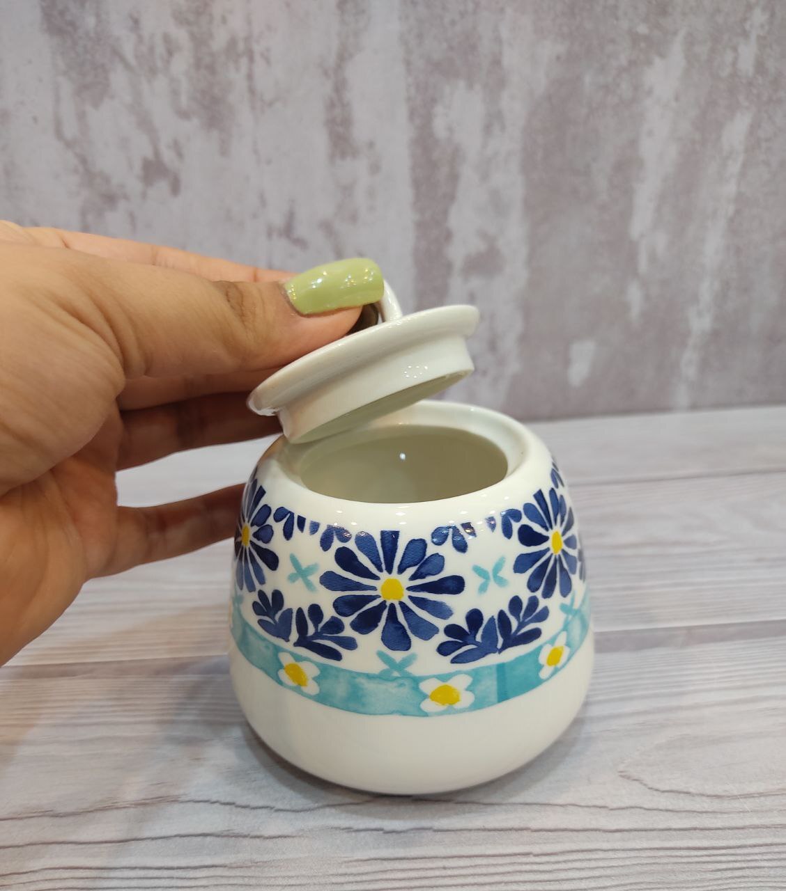  قندان روی سطح 