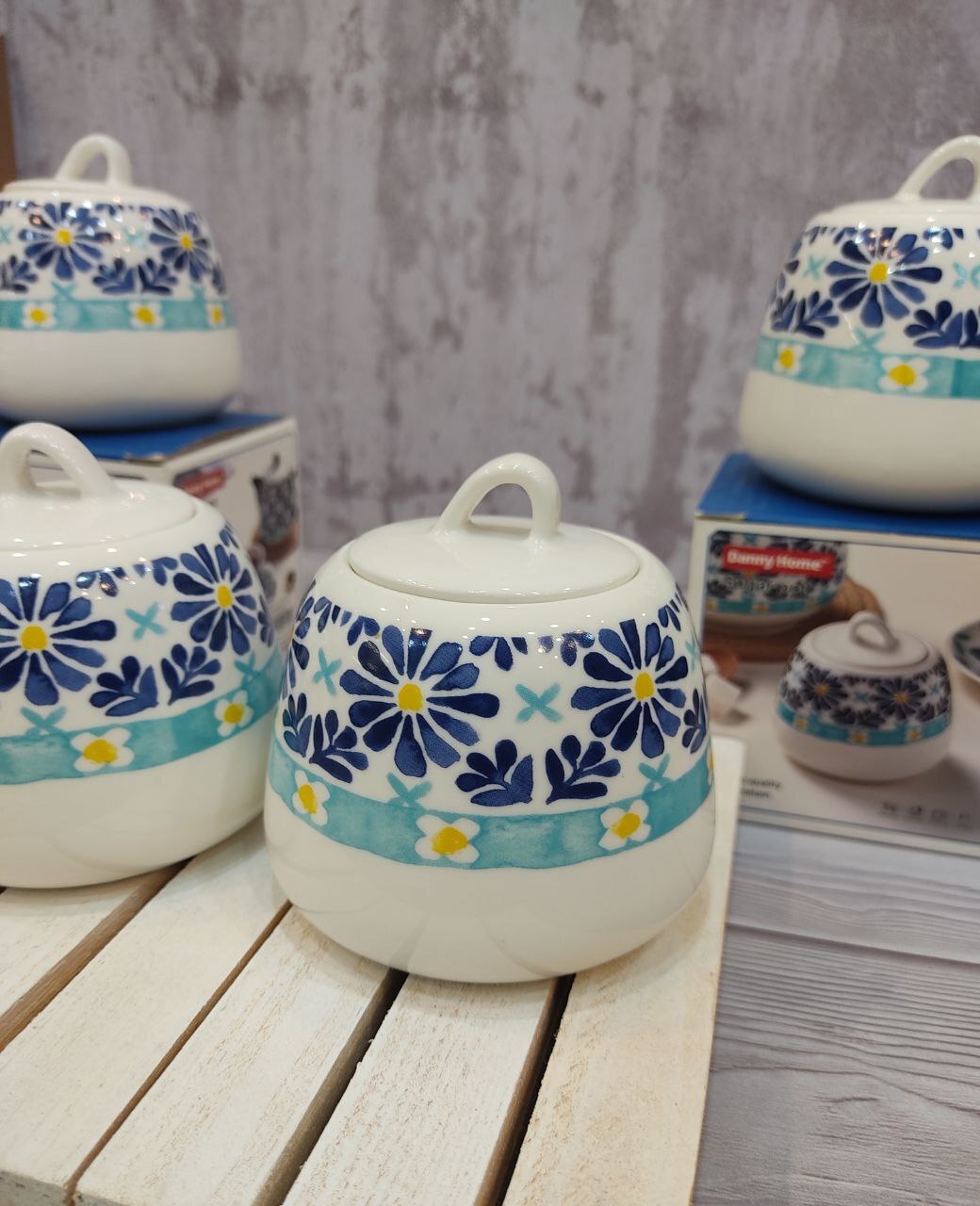  قندان روی سطح چوبی 